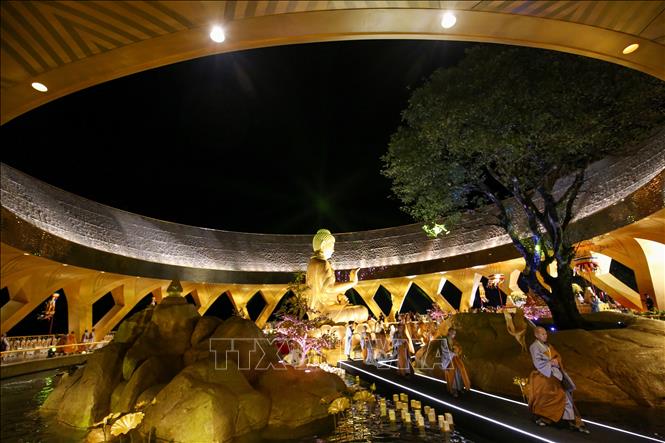 Tọa lạc tại vị trí cao nhất trên đỉnh núi Bà Đen, tôn tượng Đức Phật Câu Na Hàm Mâu Ni được chế tác bằng đồng đỏ, bề mặt phủ sơn nhũ vàng 24k. Ảnh: Giang Phương – TTXVN
