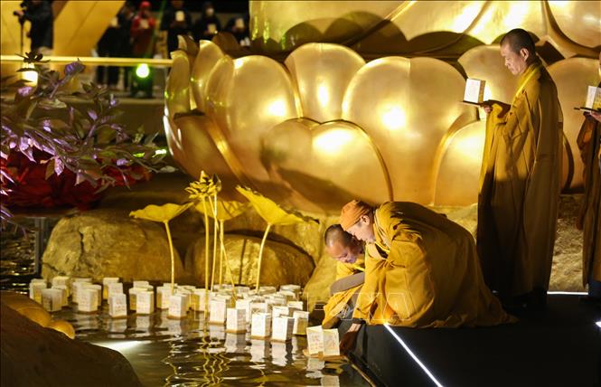 Lễ dâng hoa đăng thiêng liêng ngay sau Lễ an vị tôn tượng Đức Phật Câu Na Hàm Mâu Ni. Ảnh: Giang Phương - TTXVN