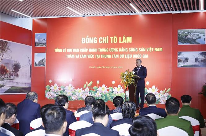 Party General Secretary To Lam pays a working visit to the facility at Hanoi's Hoa Lac Hi-Tech Park on December 29. VNA Photo: Thống Nhất