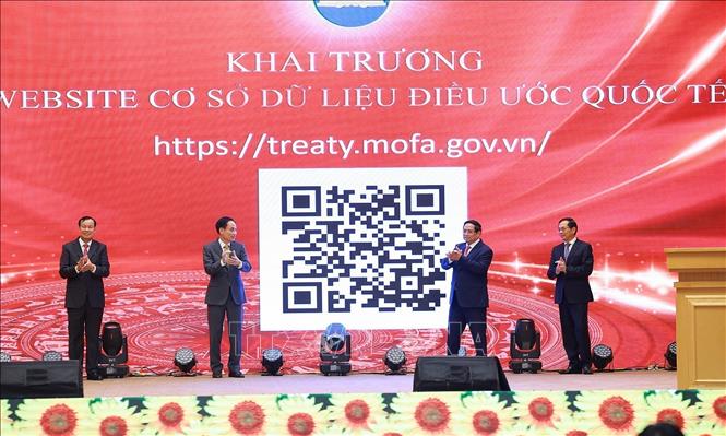 Prime Minister Pham Minh Chinh and delegates launch the Ministry of Foreign Affairs’ new database on international treaties. VNA Photo: Dương Giang