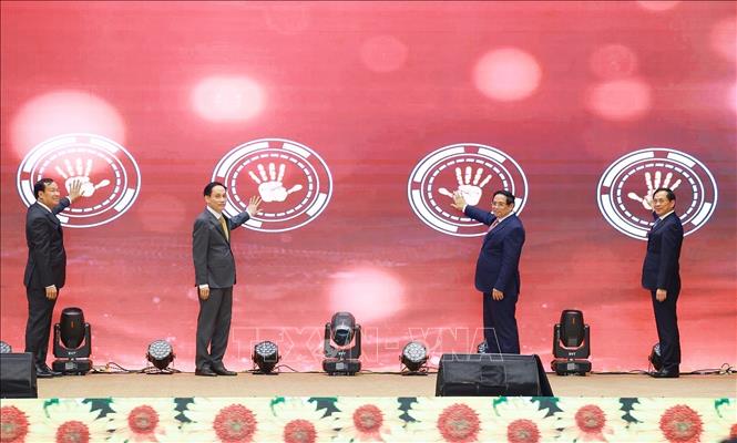 Prime Minister Pham Minh Chinh and delegates launch the Ministry of Foreign Affairs’ new database on international treaties. VNA Photo: Dương Giang