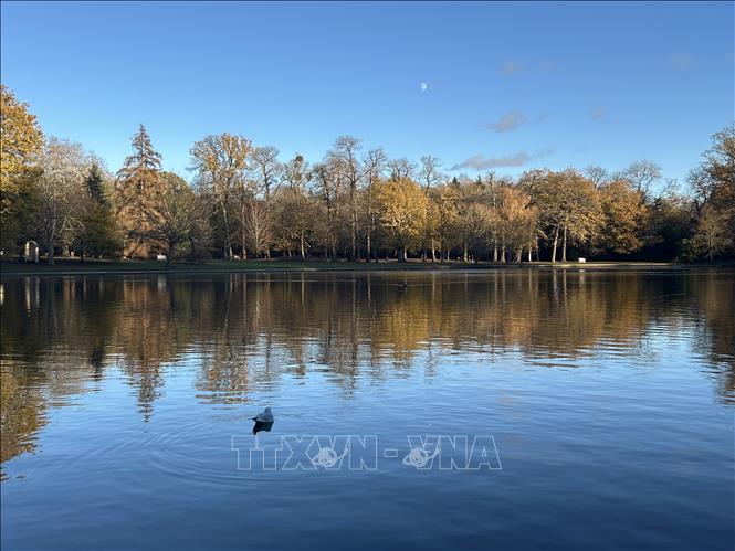 Cảnh hồ nước thơ mộng. Ảnh: Phong Hà - PVTTXVN tại Anh