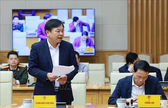 Thứ trưởng Bộ Nông nghiệp và Môi trường Nguyễn Hoàng Hiệp báo cáo triển khai xây dựng, sửa chữa nhà ở cho các gia đình có nhà bị thiệt hại do bão, lũ tại khu vực miền Trung. Ảnh: Dương Giang-TTXVN
