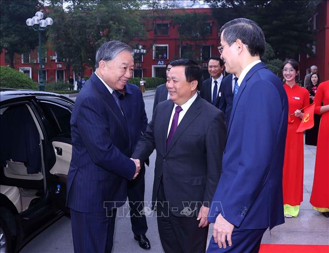 Ban Lãnh đạo Học viện Chính trị quốc gia Hồ Chí Minh đón Tổng Bí thư Tô Lâm đến dự. Ảnh: Văn Điệp – TTXVN