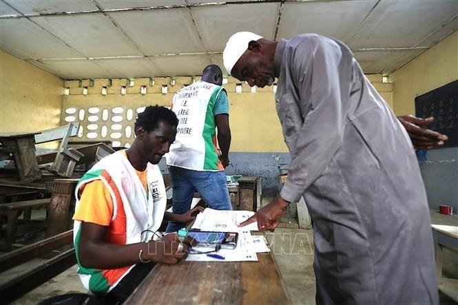 Điểm bỏ phiếu bầu Quốc hội Côte d'Ivoire tại Abidjan ngày 27/12/2025. Ảnh: THX/TTXVN