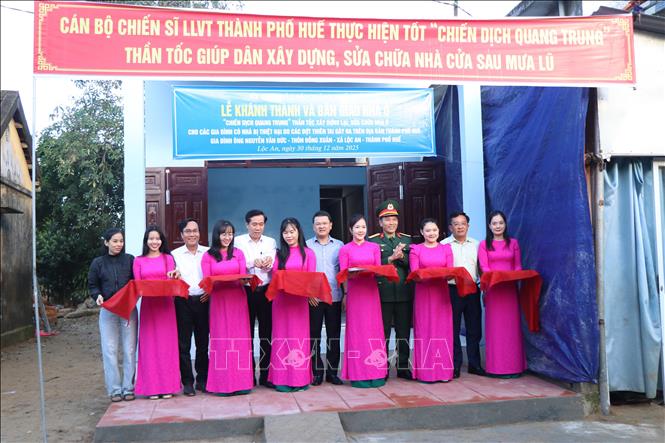 Nghi lễ cắt băng khánh thành nhà mới trong 