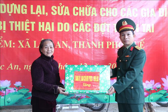 Tặng quà cho hộ dân xã Lộc An, thành phố Huế, được hỗ trợ xây dựng nhà mới trong 