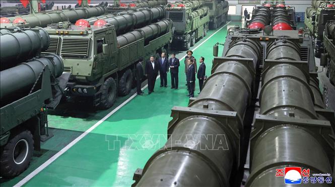 Nhà lãnh đạo Triều Tiên Kim Jong Un thăm một doanh nghiệp lớn trong ngành công nghiệp quốc phòng sản xuất vũ khí để xem xét việc sản xuất vũ khí và trang thiết bị chiến đấu, ngày 28/12/2025. Ảnh: KCNA/TTXVN