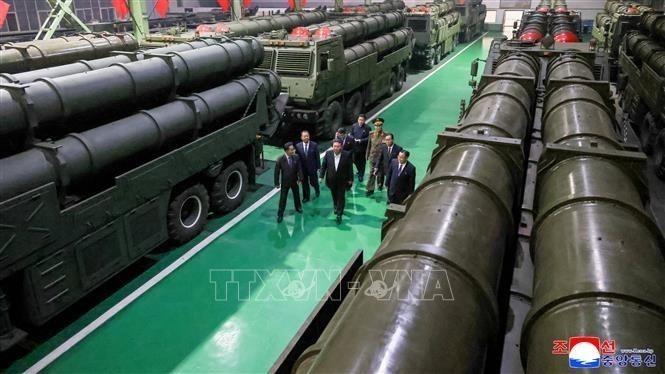 Nhà lãnh đạo Triều Tiên Kim Jong Un thăm một doanh nghiệp lớn trong ngành công nghiệp quốc phòng sản xuất vũ khí để xem xét việc sản xuất vũ khí và trang thiết bị chiến đấu, ngày 28/12/2025. Ảnh: KCNA/TTXVN