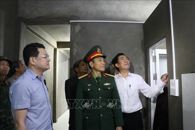 Phó Chủ tịch UBND thành phố Huế Hoàng Hải Minh (trái) kiểm tra căn nhà đầu tiên được khánh thành trong 