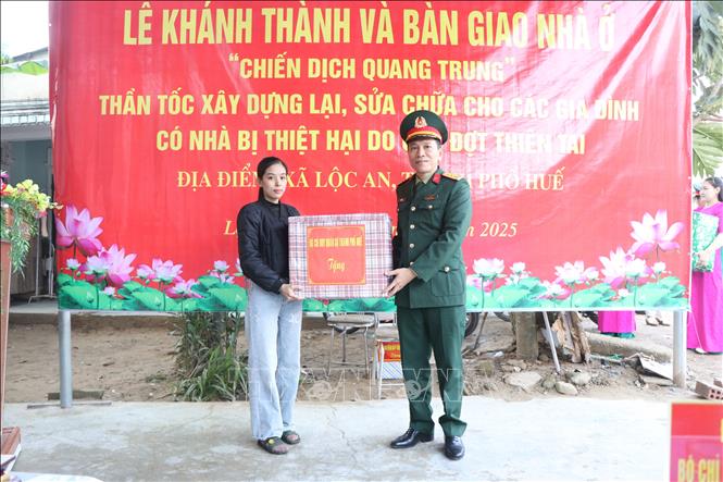 Tặng quà cho hộ dân xã Lộc An, thành phố Huế, được hỗ trợ xây dựng nhà mới trong 