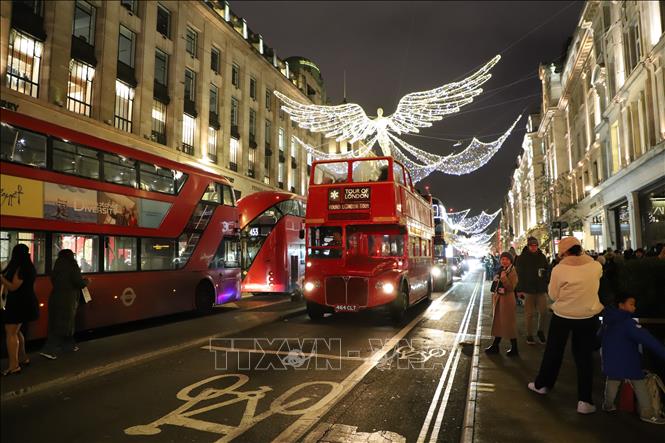 Một chiếc xe buýt hai tầng cổ điển phục vụ khách tham quan các khu phố nổi tiếng ở trung tâm London. Ảnh: Hữu Tiến - PV TTXVN tại Anh