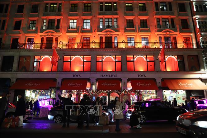 Cửa hàng đồ chơi trẻ em Hamleys sử dụng hệ thống đèn trang trí độc đáo thu hút khách du lịch. Ảnh: Hữu Tiến - PV TTXVN tại Anh