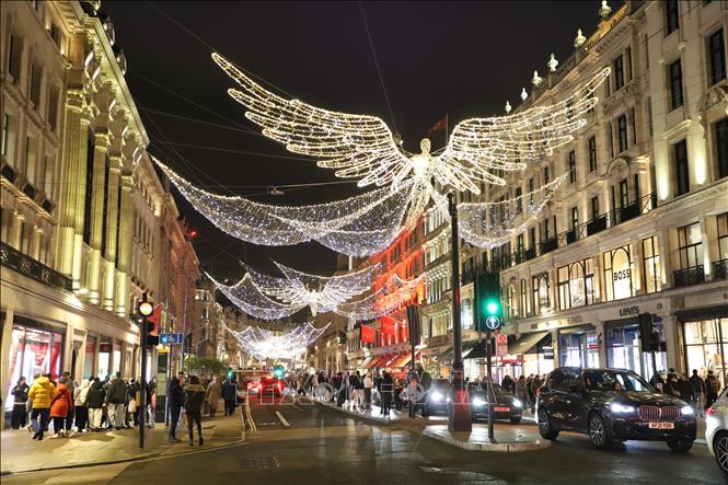 Khách du lịch đi mua sắm, tham quan chật cứng khu phố Regent street ở trung tâm London. Ảnh: Hữu Tiến - PV TTXVN tại Anh