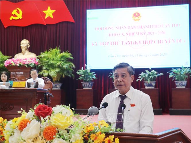 Ông Đồng Văn Thanh, Phó Bí thư thường trực Thành ủy, Chủ tịch HĐND thành phố Cần Thơ phát biểu khai mạc kỳ họp. Ảnh: Ngọc Thiện- TTXVN 