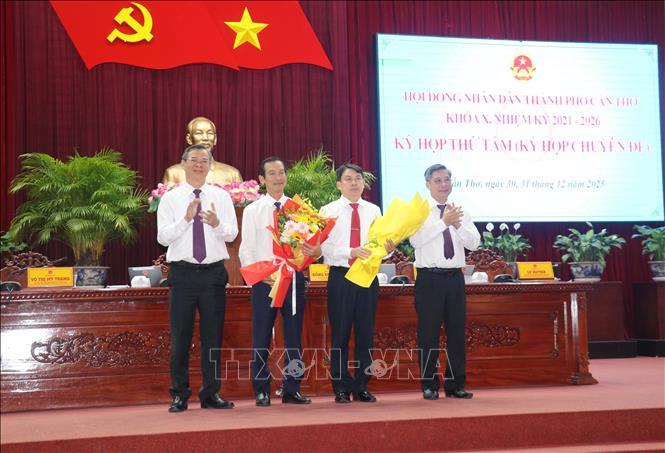 Lãnh đạo thành phố Cần Thơ tặng hoa chúc mừng các Ủy viên UBND thành phố nhiệm kỳ 2021-2026 vừa  được bầu bổ sung. Ảnh: Ngọc Thiện- TTXVN