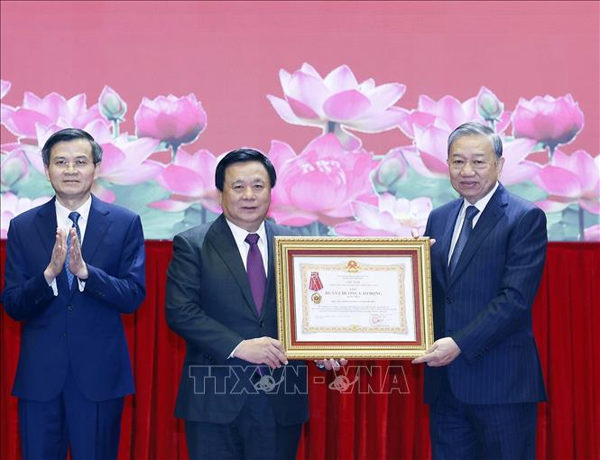 Tổng Bí thư Tô Lâm trao Huân chương Lao động Hạng Nhất tặng Học viện Chính trị Quốc gia Hồ Chí Minh. Ảnh: Thống Nhất – TTXVN