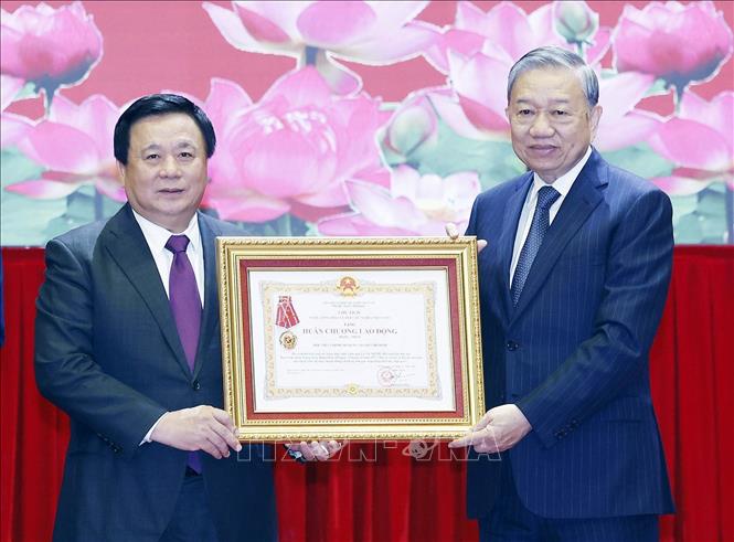 Tổng Bí thư Tô Lâm trao Huân chương Lao động hạng Nhất tặng Học viện Chính trị Quốc gia Hồ Chí Minh. Ảnh: Thống Nhất – TTXVN