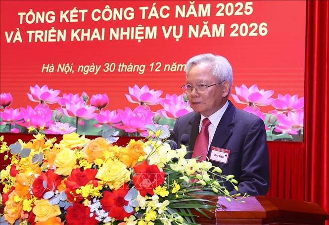 GS.TS Tạ Ngọc Tấn, Phó Chủ tịch Thường trực Hội đồng Lý luận Trung ương trình bày tham luận tại hội nghị. Ảnh: Văn Điệp – TTXVN