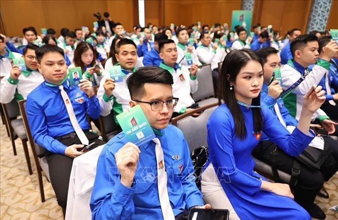 Các đại biểu biểu quyết thông qua chương trình, quy chế tại đại hội. Ảnh: Minh Đức – TTXVN