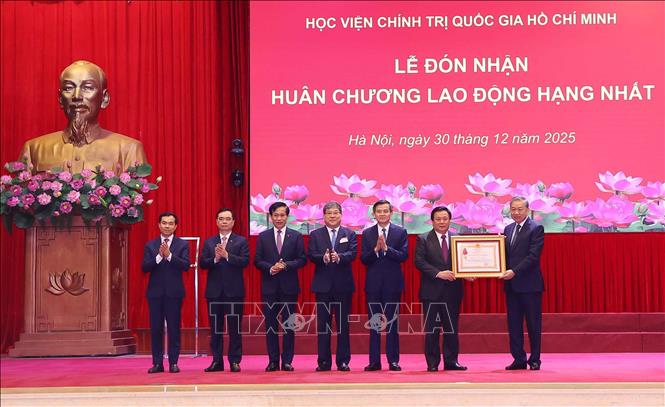 Tổng Bí thư Tô Lâm trao tặng Huân chương Lao động hạng Nhất cho Học viện Chính trị quốc gia Hồ Chí Minh. Ảnh: Văn Điệp – TTXVN