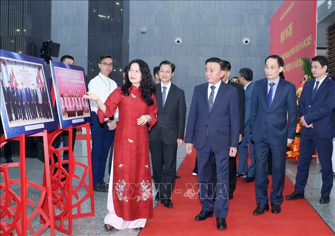 Đồng chí Trần Cẩm Tú, Uỷ viên Bộ Chính trị, Thường trực Ban Bí thư tham quan trưng bày ảnh về công tác Đối ngoại nhân dân. Ảnh: Phương Hoa - TTXVN
