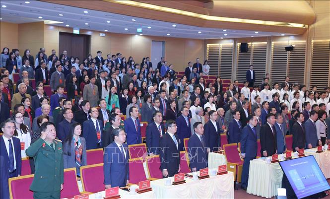 Đại biểu tham dự hội nghị làm lễ chào cờ. Ảnh: Phương Hoa - TTXVN