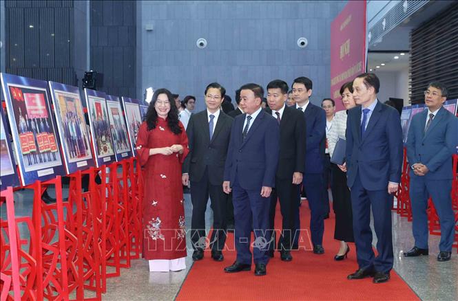 Đồng chí Trần Cẩm Tú, Uỷ viên Bộ Chính trị, Thường trực Ban Bí thư tham quan trưng bày ảnh về công tác Đối ngoại nhân dân. Ảnh: Phương Hoa - TTXVN