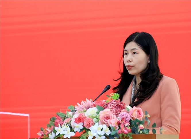 Phó Bí thư Chuyên trách Đảng uỷ TTXVN Đỗ Thị Trang báo cáo kết quả công tác của Đảng bộ TTXVN năm 2025. Ảnh: Tuấn Anh - TTXVN