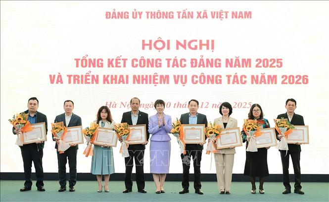 Đồng chí Vũ Việt Trang, Ủy viên Ban Chấp hành Đảng bộ Chính phủ, Bí thư Đảng ủy, Tổng Giám đốc TTXVN  trao Giấy khen của Đảng ủy TTXVN cho 8 tổ chức Đảng hoàn thành xuất sắc nhiệm vụ năm 2025. Ảnh: Lê Đông - TTXVN