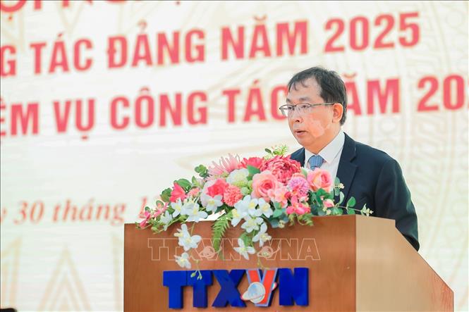 Đồng chí Nguyễn Tuấn Hùng, Phó Bí thư thường trực Đảng ủy, Chủ nhiệm Ủy ban Kiểm tra Đảng ủy TTXVN, Phó Tổng Giám đốc TTXVN trình bày Báo cáo tóm tắt công tác kiểm tra, giám sát năm 2025 và triển khai nhiệm vụ công tác năm 2026. Ảnh: Lê Đông - TTXVN