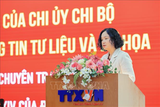 Đại diện Chi bộ Trung tâm Thông tin Tư liệu và Đồ hoạ trình bày tham luận tại Hội nghị. Ảnh: Lê Đông - TTXVN