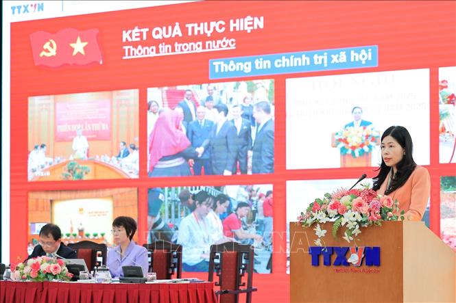Đồng chí Đỗ Thị Trang, Phó Bí thư chuyên trách Đảng ủy TTXVN trình bày Báo cáo tóm tắt công tác Đảng năm 2025 và triển khai nhiệm vụ công tác năm 2026. Ảnh: Lê Đông - TTXVN