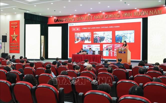 Đồng chí Đỗ Thị Trang, Phó Bí thư chuyên trách Đảng ủy TTXVN trình bày Báo cáo tóm tắt công tác Đảng năm 2025 và triển khai nhiệm vụ công tác năm 2026. Ảnh: Lê Đông - TTXVN