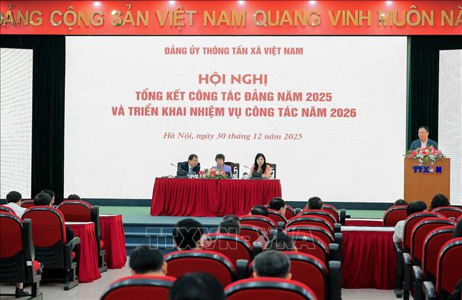 Đại diện Đảng bộ Trung tâm Thông tin TTXVN khu vực miền Trung - Tây Nguyên trình bày tham luận tại Hội nghị. Ảnh: Lê Đông - TTXVN