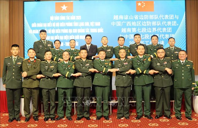 Đoàn đại biểu Bộ đội biên phòng tỉnh Lạng Sơn (Việt Nam) và đoàn đại biểu Bộ đội biên phòng địa khu Quảng Tây (Trung Quốc) tại buổi hội đàm. Ảnh: Quang Duy – TTXVN