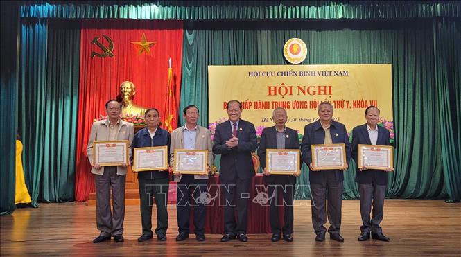 Trung ương Hội tặng Bằng khen cho các cá nhân đạt thành tích xuất sắc trong công tác Hội. Ảnh: Phương Thanh-TTXVN