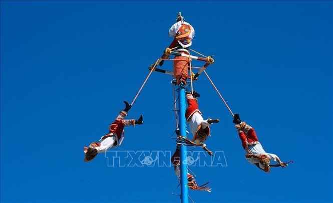 Các Voladores - người bay biểu diễn trong nghi lễ  Danza de los Voladore. Ảnh: TTXVN phát