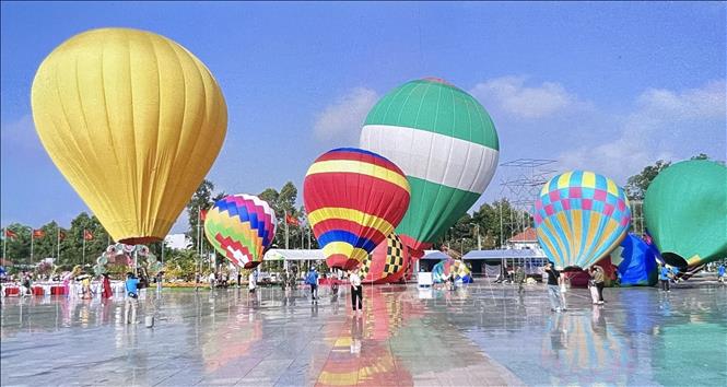 Du khách có thể vào khinh khí cầu tham quan từ 4 phút đến 6 phút/lần. Ảnh: Hồng Nhung - TTXVN