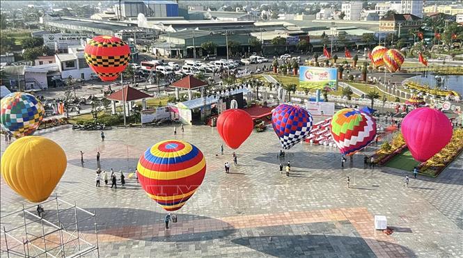 Khinh khí cầu mặt đất làm bằng vải siêu bền, không thấm nước, nhiều màu sắc. Ảnh: Hồng Nhung - TTXVN