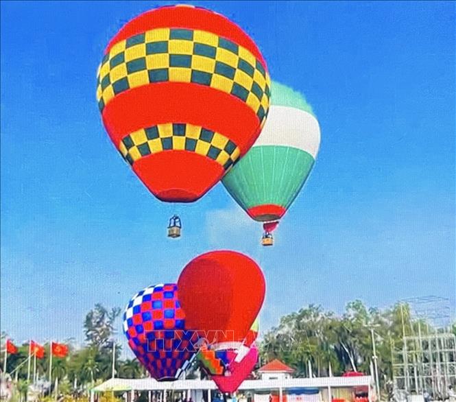 Khinh khí cầu cấp 7, bay treo cách mặt đất 50 m, mỗi lần chở 3-4 người lớn hoặc 6-7 trẻ em. Ảnh: Hồng Nhung - TTXVN