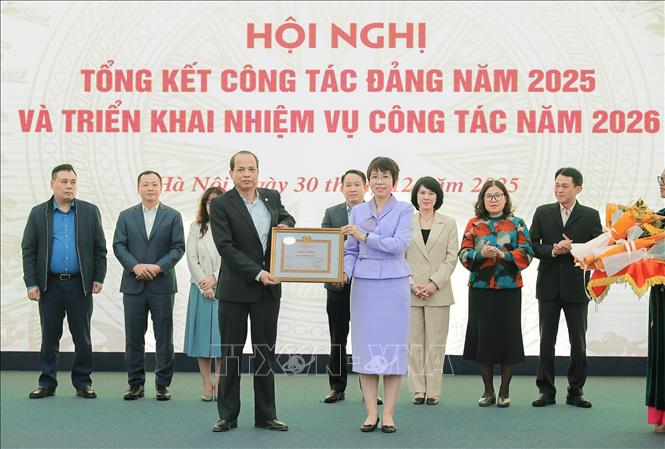 Đồng chí Vũ Việt Trang, Ủy viên Ban Chấp hành Đảng bộ Chính phủ, Bí thư Đảng ủy, Tổng Giám đốc TTXVN trao Giấy khen của Đảng ủy TTXVN tặng Đảng bộ Ban biên tập Ảnh hoàn thành xuất sắc nhiệm vụ năm 2025. Ảnh: Lê Đông - TTXVN