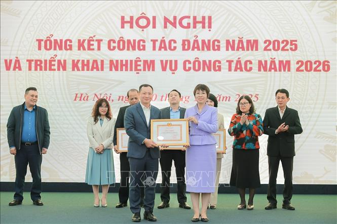 Đồng chí Vũ Việt Trang, Ủy viên Ban Chấp hành Đảng bộ Chính phủ, Bí thư Đảng ủy, Tổng Giám đốc TTXVN trao Giấy khen của Đảng ủy TTXVN tặng Chi bộ Công ty TNHH In và Thương mại hoàn thành xuất sắc nhiệm vụ năm 2025. Ảnh: Lê Đông - TTXVN