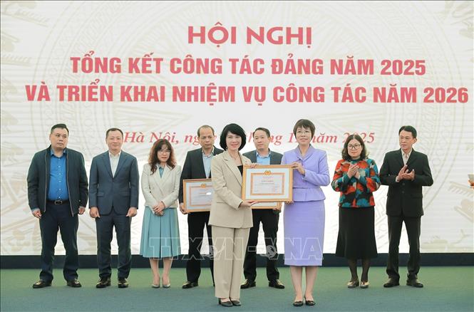 Đồng chí Vũ Việt Trang, Ủy viên Ban Chấp hành Đảng bộ Chính phủ, Bí thư Đảng ủy, Tổng Giám đốc TTXVN trao Giấy khen của Đảng ủy TTXVN tặng Chi bộ Nhà xuất bản Thông tấn hoàn thành xuất sắc nhiệm vụ năm 2025. Ảnh: Lê Đông - TTXVN