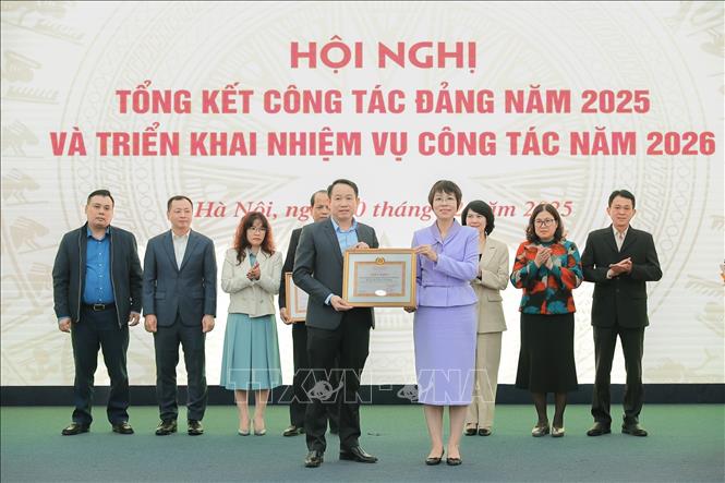 Đồng chí Vũ Việt Trang, Ủy viên Ban Chấp hành Đảng bộ Chính phủ, Bí thư Đảng ủy, Tổng Giám đốc TTXVN trao Giấy khen của Đảng ủy TTXVN tặng Đảng bộ Trung tâm Thông tin Thông tấn xã Việt Nam khu vực miền Trung - Tây Nguyên hoàn thành xuất sắc nhiệm vụ năm 2025. Ảnh: Lê Đông - TTXVN