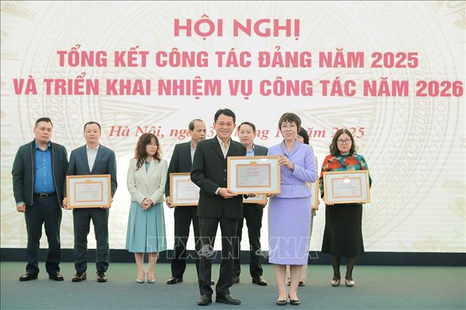 Đồng chí Vũ Việt Trang, Ủy viên Ban Chấp hành Đảng bộ Chính phủ, Bí thư Đảng ủy, Tổng Giám đốc TTXVN trao Giấy khen của Đảng ủy TTXVN tặng Chi bộ Khối Chuyên trách hoàn thành xuất sắc nhiệm vụ năm 2025. Ảnh: Lê Đông - TTXVN