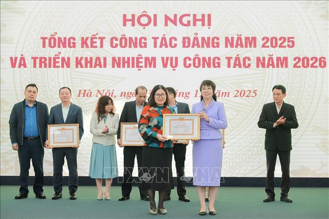 Đồng chí Vũ Việt Trang, Ủy viên Ban Chấp hành Đảng bộ Chính phủ, Bí thư Đảng ủy, Tổng Giám đốc TTXVN trao Giấy khen của Đảng ủy TTXVN tặng Chi bộ Ban Thư ký biên tập và Quan hệ đối ngoại hoàn thành xuất sắc nhiệm vụ năm 2025. Ảnh: Lê Đông - TTXVN