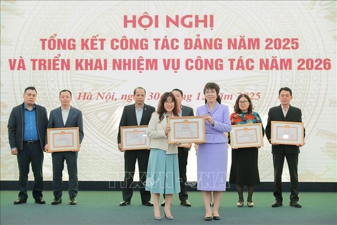 Đồng chí Vũ Việt Trang, Ủy viên Ban Chấp hành Đảng bộ Chính phủ, Bí thư Đảng ủy, Tổng Giám đốc TTXVN trao Giấy khen của Đảng ủy TTXVN tặng Chi bộ Ban biên tập tin Kinh tế hoàn thành xuất sắc nhiệm vụ năm 2025. Ảnh: Lê Đông - TTXVN
