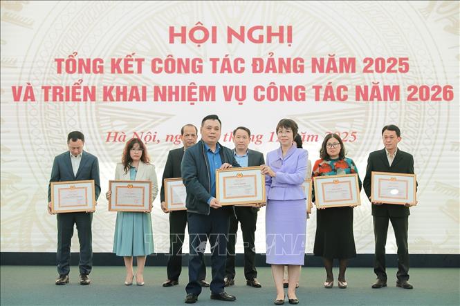 Đồng chí Vũ Việt Trang, Ủy viên Ban Chấp hành Đảng bộ Chính phủ, Bí thư Đảng ủy, Tổng Giám đốc TTXVN trao Giấy khen của Đảng ủy TTXVN tặng Chi bộ Cụm Cơ quan thường trú Tây Đông Bắc hoàn thành xuất sắc nhiệm vụ năm 2025. Ảnh: Lê Đông - TTXVN