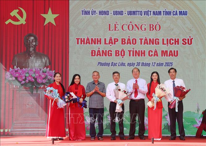 Lãnh đạo Tỉnh ủy tặng hoa chúc mừng cho các thành viên Ban Quản lý Bảo tàng Lịch sử Đảng bộ tỉnh Cà Mau. Ảnh: Chanh Đa-TTXVN